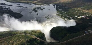 The Zambezi basin, covering approximately 1,390,000 km², is an African drainage basin, whose main flow is the Zambezi River, being the fourth largest basin on the continent, in addition to being the most important basin in Southern Africa.