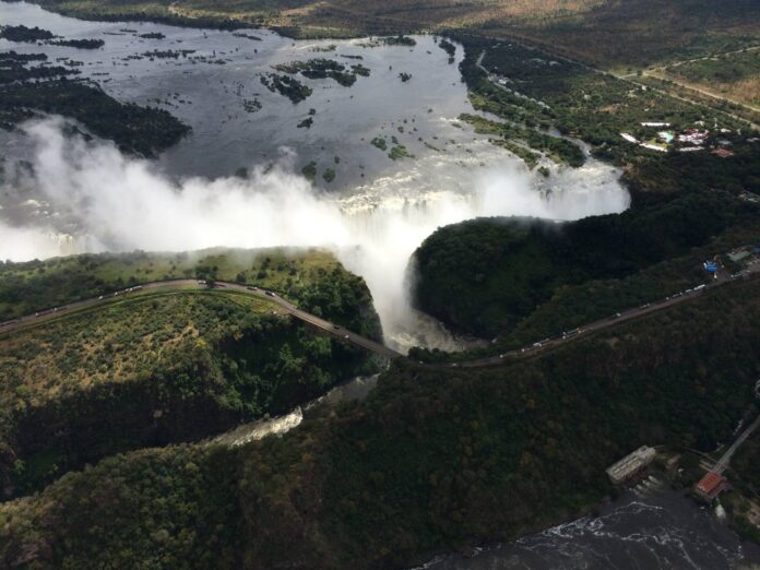 The Zambezi basin, covering approximately 1,390,000 km², is an African drainage basin, whose main flow is the Zambezi River, being the fourth largest basin on the continent, in addition to being the most important basin in Southern Africa.