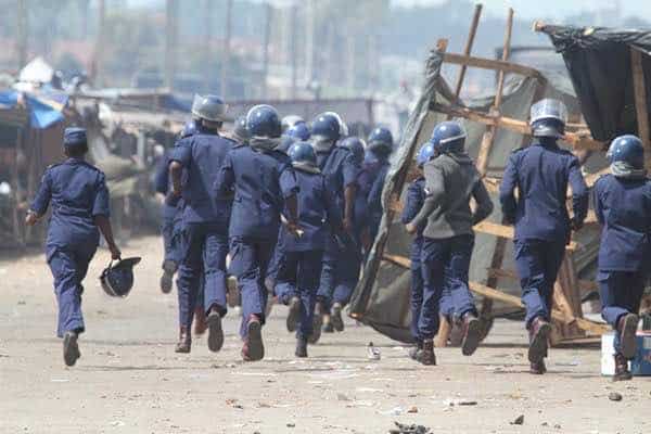 Police1 Norton residents have identified a group of corrupt policemen whom they accuse of terrorising them while openly demanding bribes from vendors and pirate taxi operators