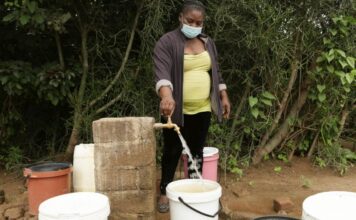Josephine Mbayo uses one of the newly installed taps in Tongogara refugee camp to fill a bucket of water. The taps are part of a piped water system that uses solar power and high-capacity boreholes. © UNHCR/Tsvangirayi Mukwazhi