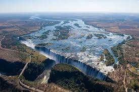 The Zambezi basin, covering approximately 1,390,000 km², is an African drainage basin, whose main flow is the Zambezi River, being the fourth largest basin on the continent, in addition to being the most important basin in Southern Africa.