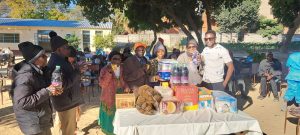 Freddy Masarirevhu and the elderly at Bumhudzo Old People’s Home Freddy Masarirevhu and the elderly at Bumhudzo Old People’s Home
